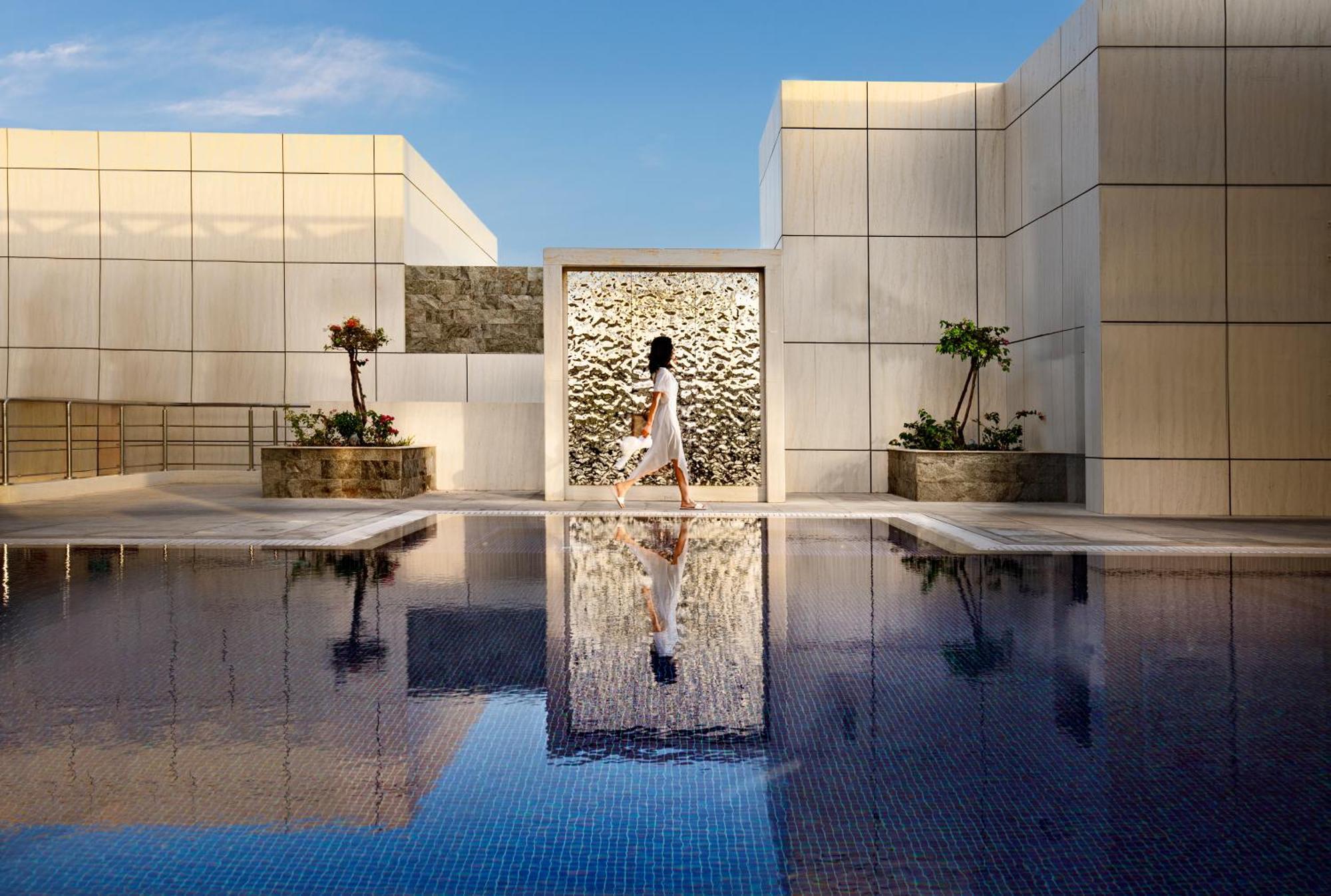 Millennium Place Doha Exteriör bild The pool at the hotel