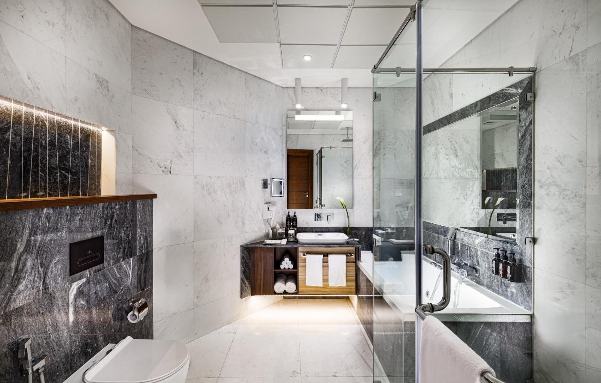 Millennium Place Doha Exteriör bild Bathroom