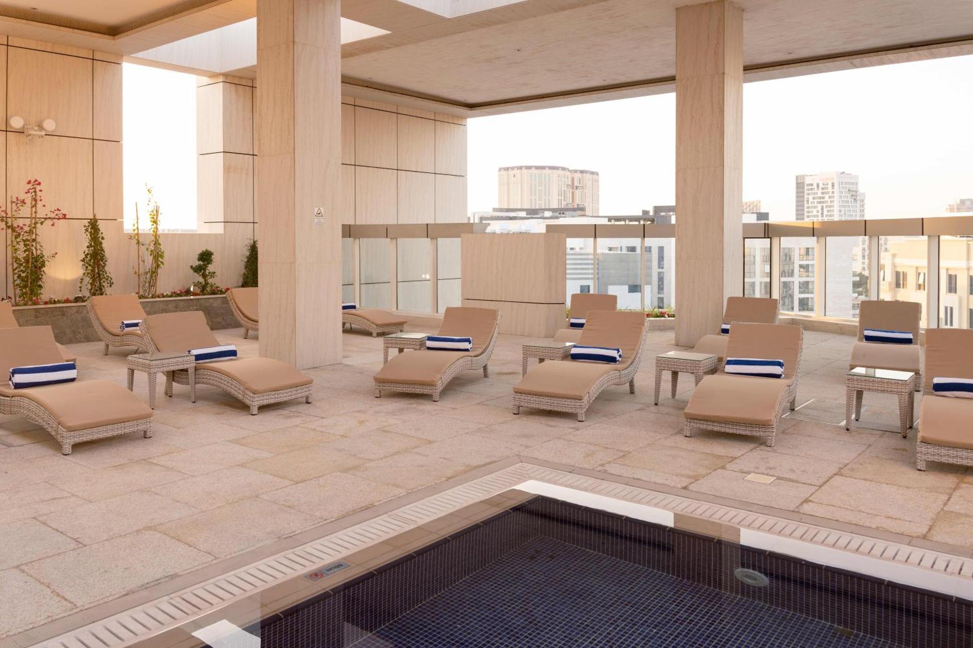 Millennium Place Doha Exteriör bild The rooftop pool at the Four Seasons Hotel