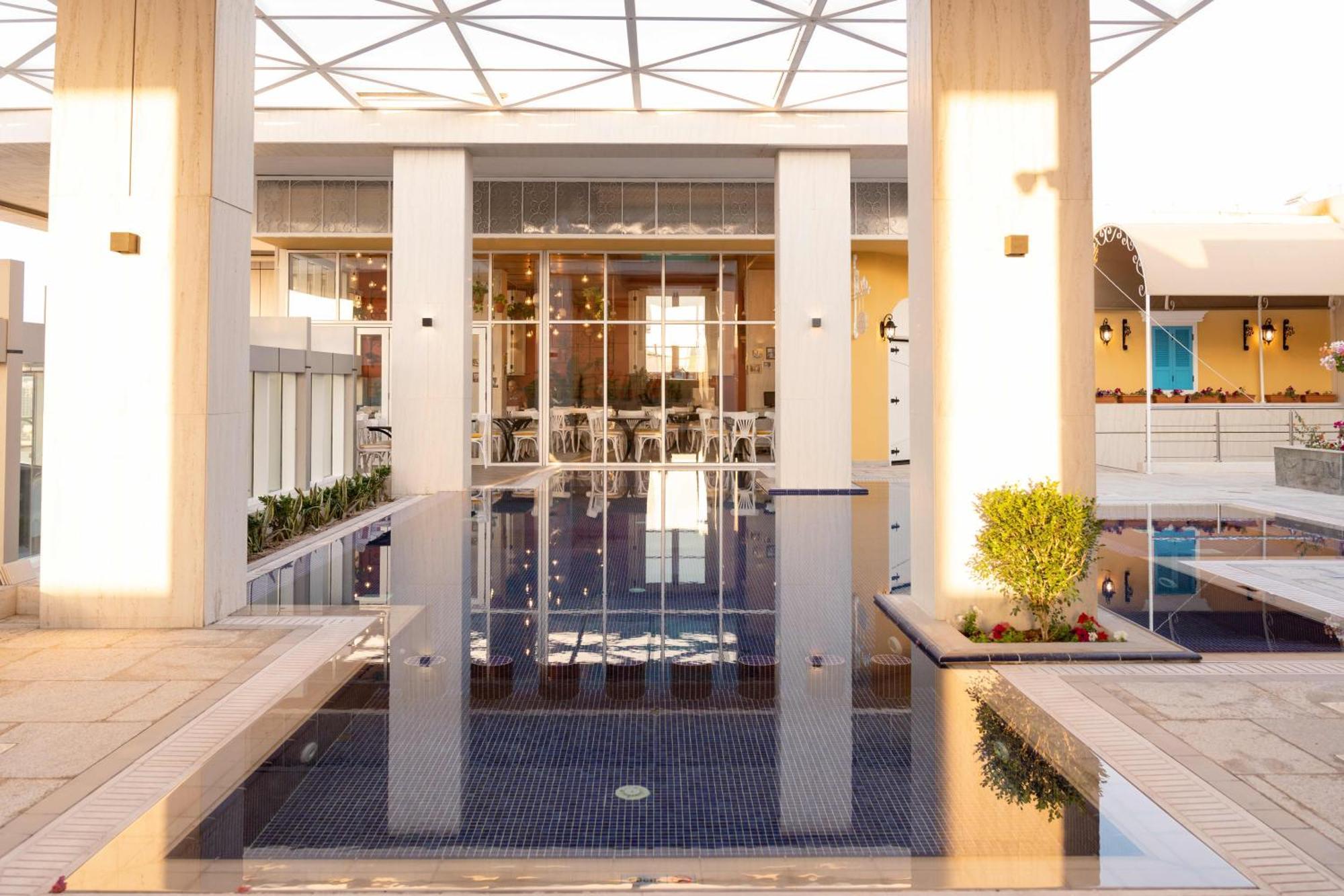 Millennium Place Doha Exteriör bild The fountain at the entrance of the hotel