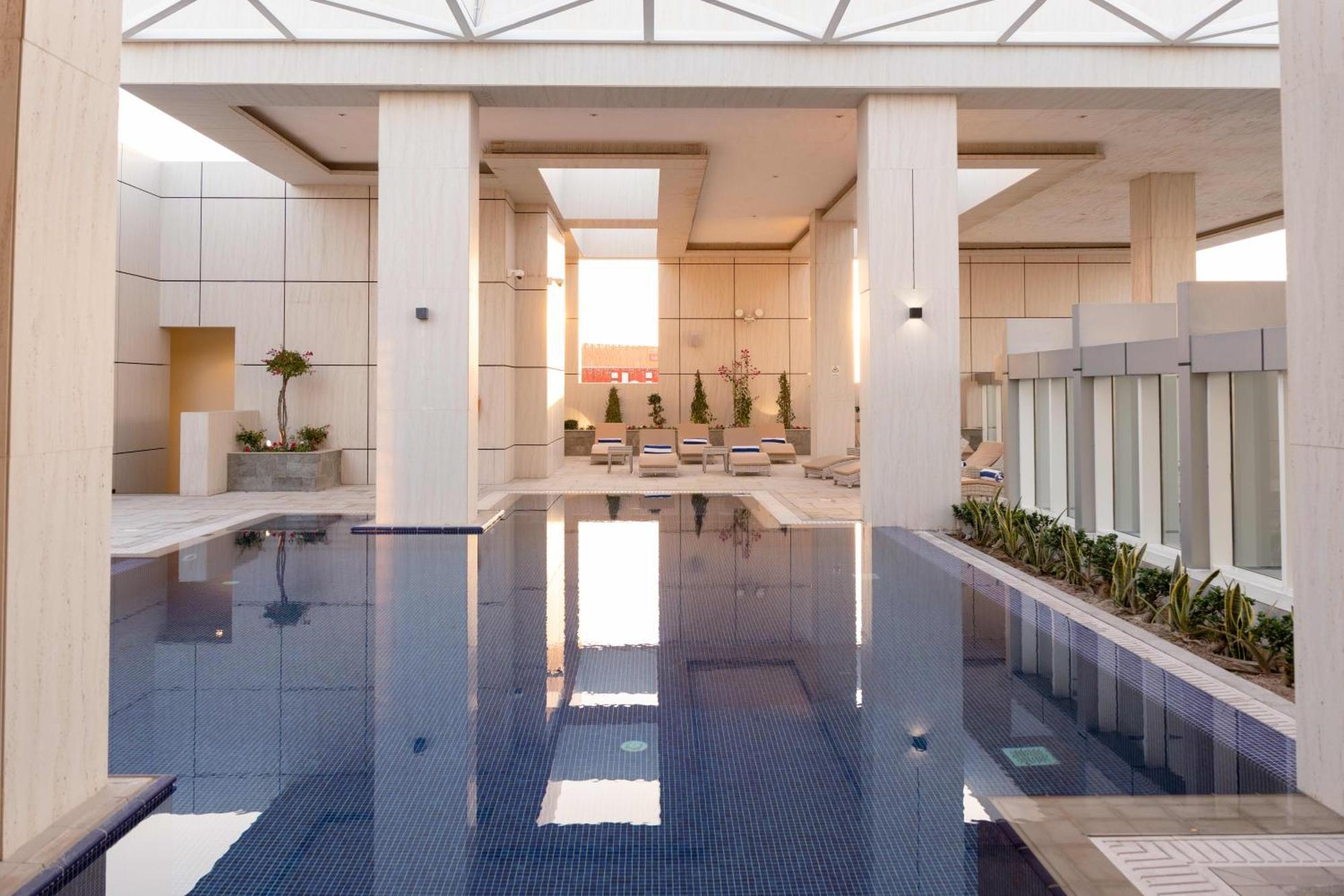 Millennium Place Doha Exteriör bild The pool at the 1018