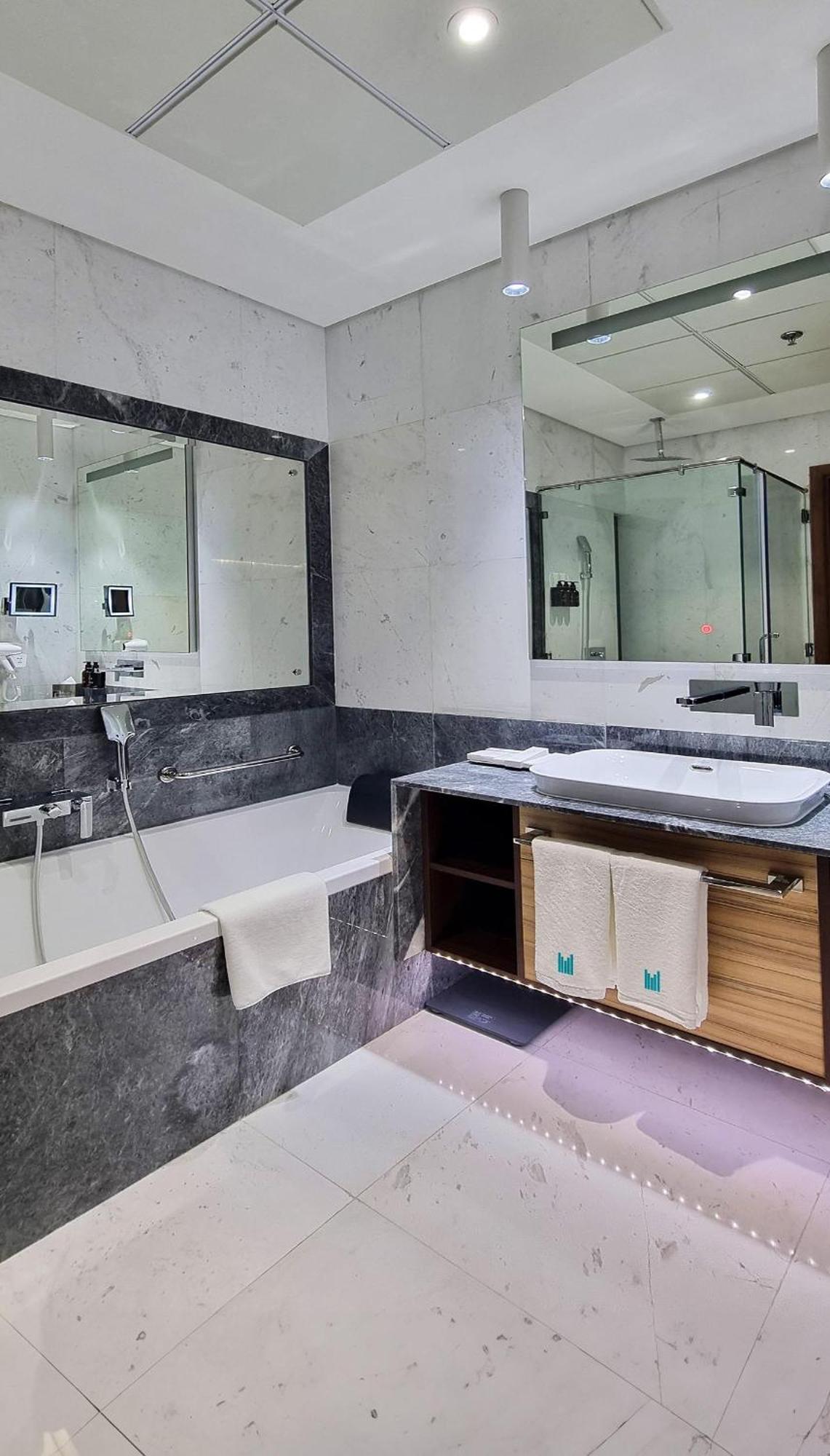 Millennium Place Doha Exteriör bild Bathroom